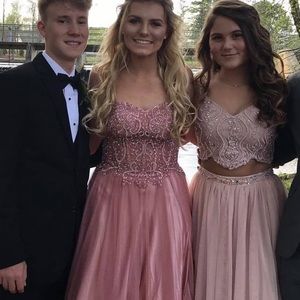 Sleeveless prom dress